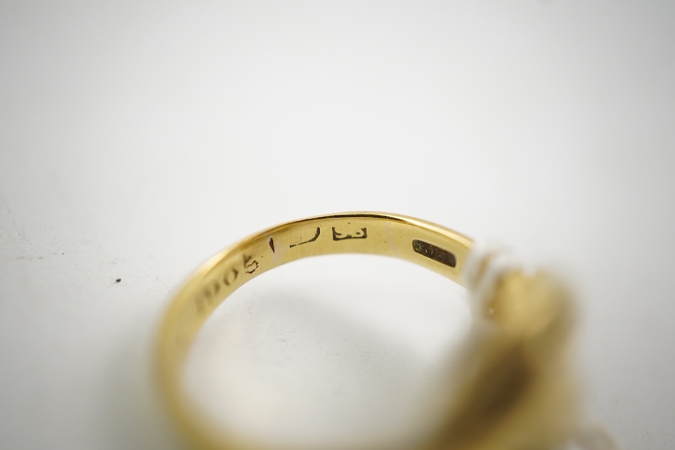 A rare Arts & Crafts gold ring, England, circa 1905